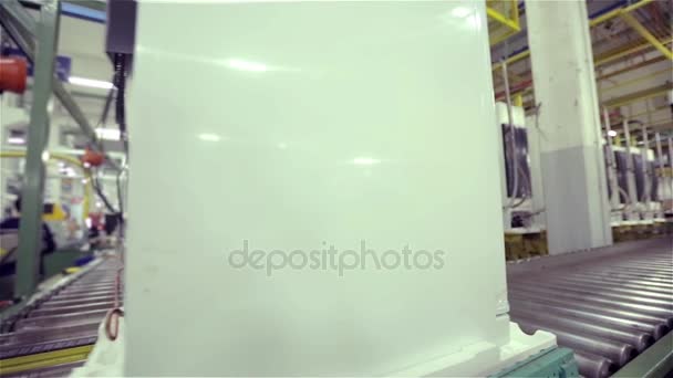 Anlagen und Maschinen für die Produktion von Kühlschränken. Produktion von Kühlschränken in der Fabrik. — Stockvideo