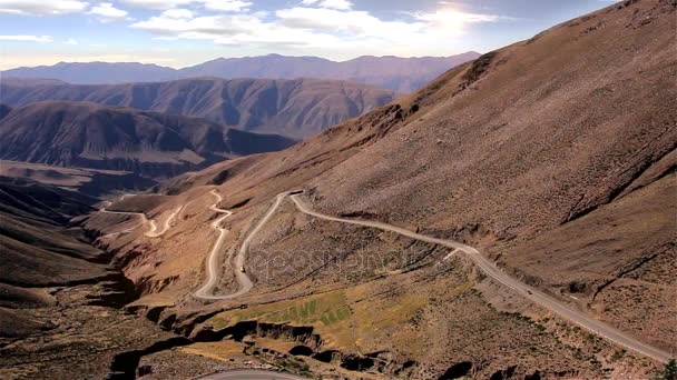 国道52号線の急勾配ジグザグの区間であるクエスタ・デ・リパン（リパン坂）の細い道は、 7月のアルゼンチン・トゥンバヤ県にある。. — ストック動画