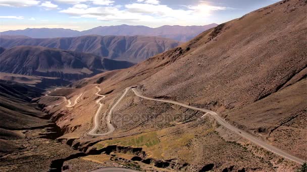 Vlnitá silnice na Cuesta de Lipan (Lipanský svah), úsek strmého klikatého klikyháku na národní silnici 52, který se nachází v departementu Tumbaya, provincie Jujuy, Argentina. — Stock video