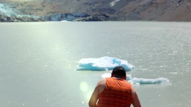 Cerro Torre Gölü, Arjantin 'de Buzdağları Fotoğraflayan Adam. — Stok video