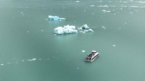 阿根廷帕塔哥尼亚Perito Moreno冰川上的Lago Argentino号游轮（阿根廷湖）. — 图库视频影像