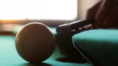 Bilardo oynayan adam. Yakın plan. 