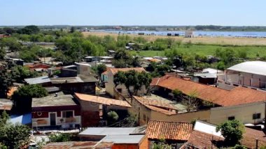 Ricardo Brugada Mahallesi, nam-ı diğer La Chacarita, Asuncion, Paraguay. Rio Paraguay kıyısında Shanty Town (Paraguay Nehri)). 