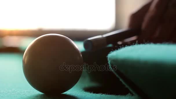 Man Playing Pool. Cierre. — Vídeo de stock