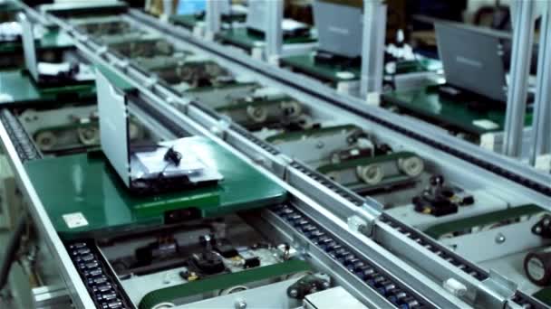 Línea de producción en una fábrica de computadoras — Vídeos de Stock