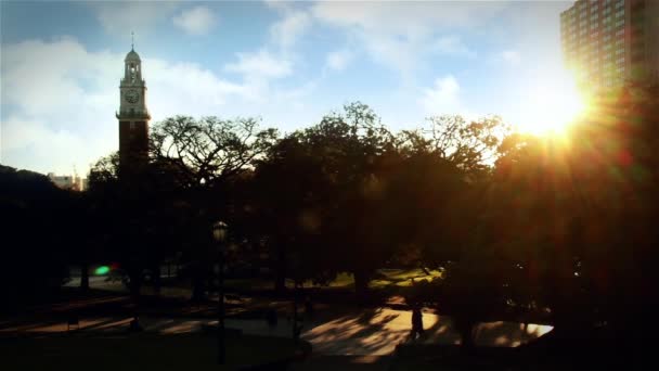 Pôr do sol no parque da cidade — Vídeo de Stock