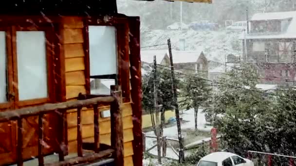 Hotel di legno nel bel mezzo di una nevicata — Video Stock