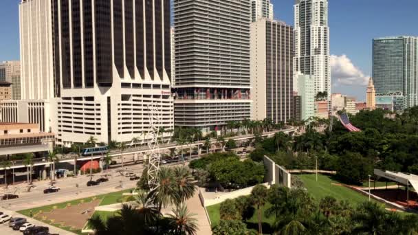 Downtown Miami e Metromover — Vídeo de Stock