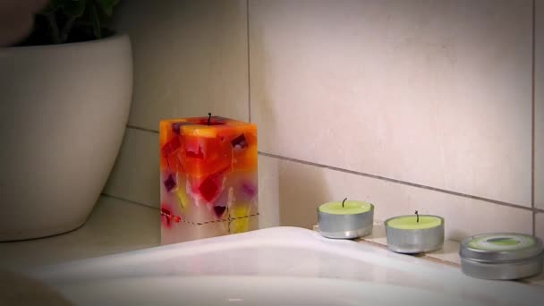 Iluminación de velas para un baño de sal — Vídeos de Stock