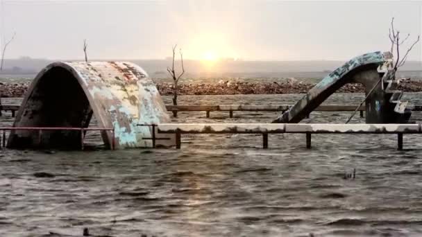 Ruïnes van een kinderpark overstroomd — Stockvideo