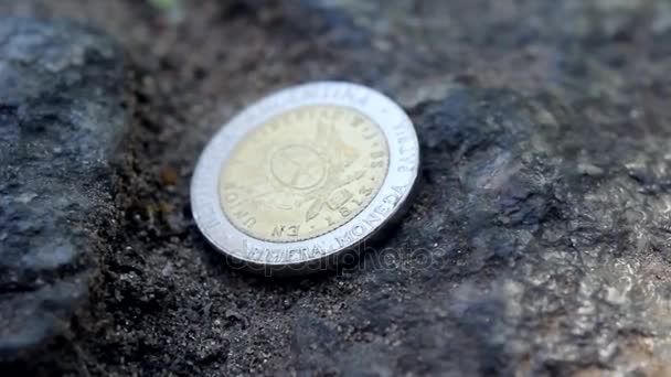 Encontrar una moneda en la calle — Vídeo de stock