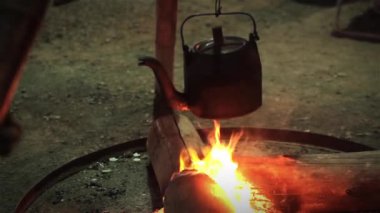 çaydanlığı ateşe