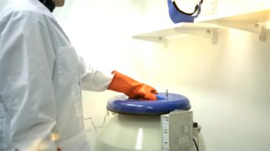 Bir laboratuvarda sıvı azot