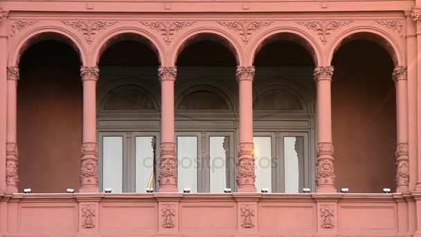 Знаменитый исторический балкон в Casa Rosada, откуда Эвита Перон произнесла речи, Буэнос-Айрес, Аргентина. Zoom In. — стоковое видео