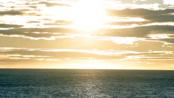 Sonnenaufgang über dem grünen Meer — Stockvideo