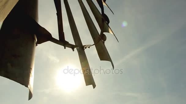 Alte Windmühle in Bauernhof — Stockvideo