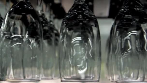 Copas de vidrio colgando en un bar — Vídeos de Stock