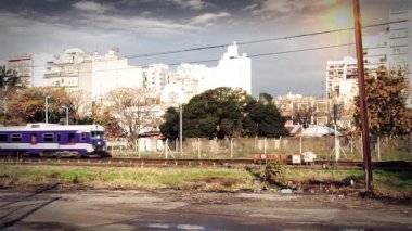 Kentsel arka plan geçen tren
