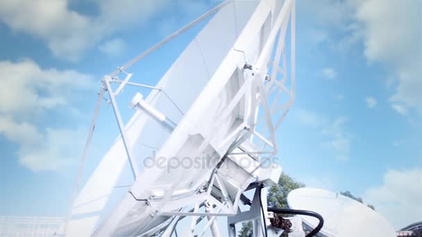 Plat satellite sur un ciel bleu nuageux — Video