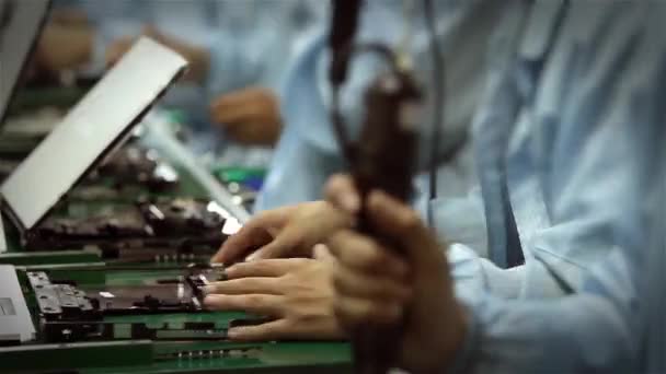 Arbeiter bauen Computer im Zeitraffer zusammen — Stockvideo