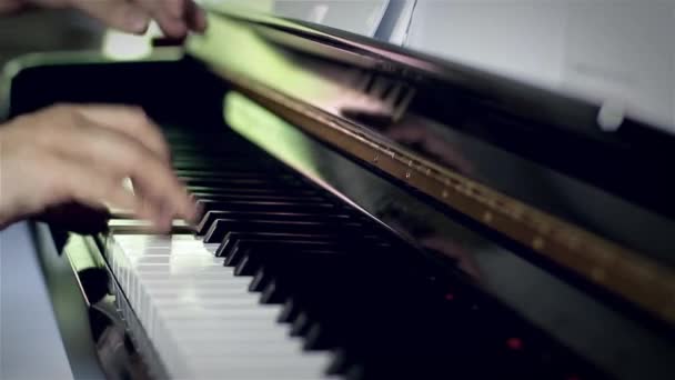 Eylem yetenekli piyanist — Stok video
