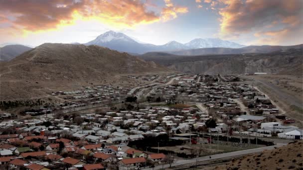 Puesta de sol en Chos Malal, ciudad en los Andes — Vídeo de stock