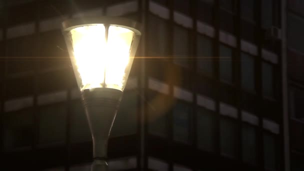 Lámpara moderna bajo la lluvia — Vídeo de stock