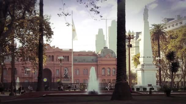 阿根廷布宜诺斯艾利斯Mayo广场广场与Casa Rosada总统府、 Argentine国旗和喷泉. — 图库视频影像