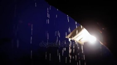 Bir fırtınada ıslak çatı