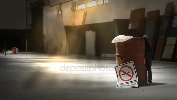 Rauchverbotsschild in leerer Lagerhalle — Stockvideo
