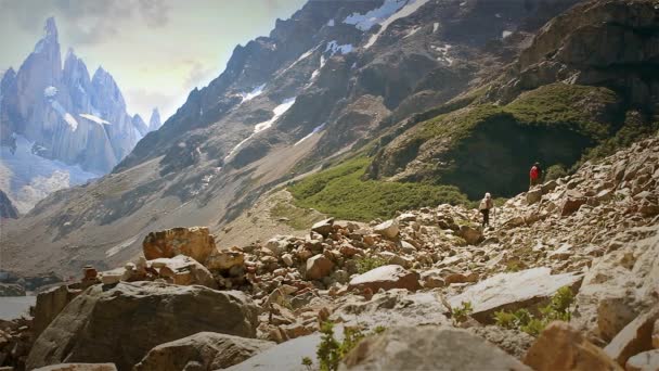 登山者登上菲茨罗伊，阿根廷 — 图库视频影像