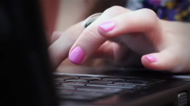 Κορίτσι πληκτρολογώντας σε έναν υπολογιστή — Αρχείο Βίντεο