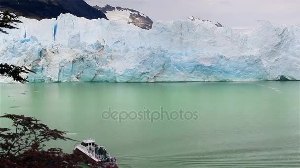 Łódź z turystów w lodowiec Perito Moreno — Wideo stockowe