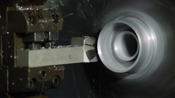 Bediener bei der Arbeit an der industriellen Drehmaschine — Stockvideo