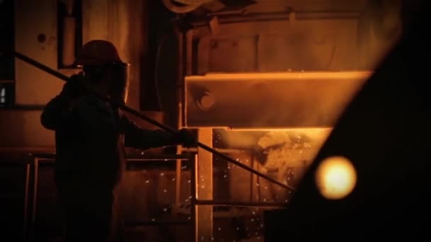 冶炼炉中的运算符 — 图库视频影像