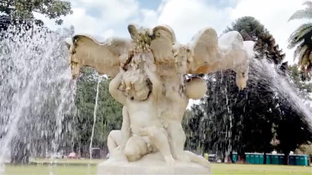 Sculptuur in fontein — Stockvideo