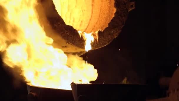 Schmelzofen in der Gießerei — Stockvideo