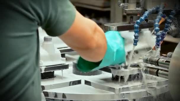 Trabajador y máquina industrial — Vídeo de stock