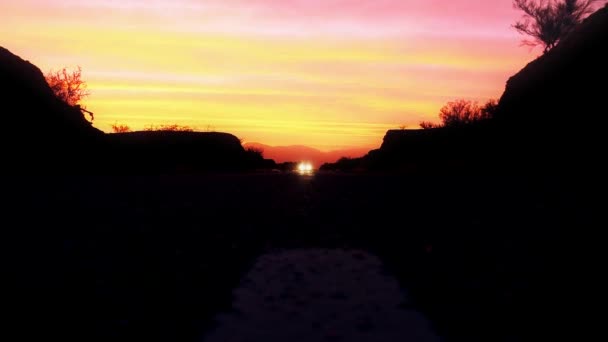 Automobile sur la route au crépuscule — Video