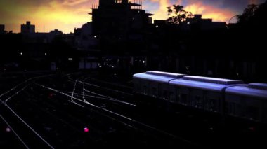 Gece karanlığında tren 