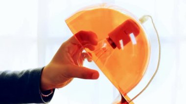 Kırmızı bir lamba ampul değiştirme