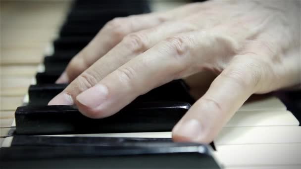 Pianist spielt auf einem alten Klavier — Stockvideo