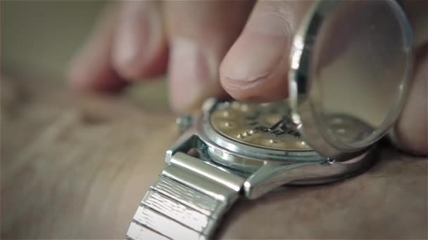 Ręka i zegarek brajlowski — Wideo stockowe