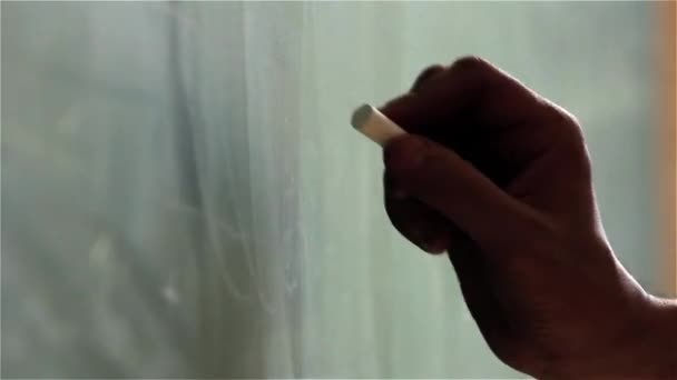 黑板上的粉笔手 — 图库视频影像