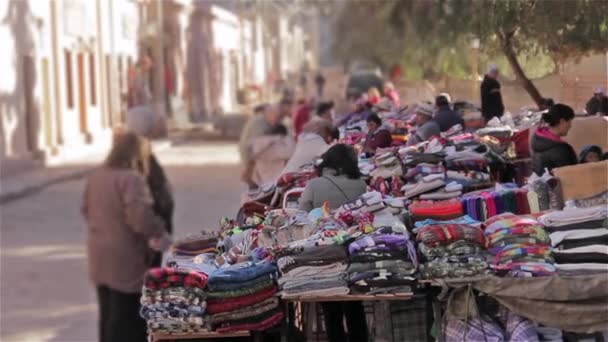 Уличные торговцы в Пурмамарке — стоковое видео
