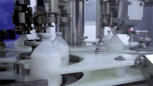 Фармацевтическая промышленность, детали медицинских бутылок — стоковое видео