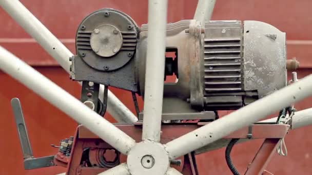 Вращающееся промышленное колесо, ближний выстрел — стоковое видео