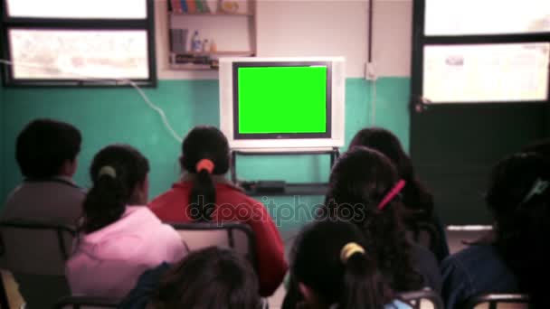 Okul sınıf televizyon izlerken — Stok video