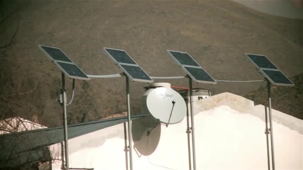 Painéis solares na escola rural — Vídeo de Stock