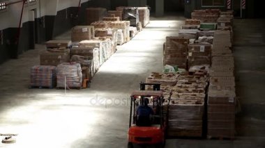 Depodaki forklift kamyonu.